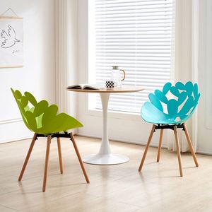 Chaise de salle à manger moderne en plastique PP avec accoudoirs en <span class=keywords><strong>bois</strong></span> massif, chaise de salon pour salon et restaurant - Product Image 1