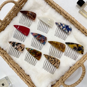 Peigne à cheveux élégant fait main en acétate écologique et imperméable, motif géométrique, pour l'arrière de la tête, insert croisé triangulaire - Product Image 1