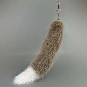 Ligero y ecológico llavero de cola de visón de zorro elegante colgante de joyería de Halloween para mochilas escolares hechas de piel - Product Image 3