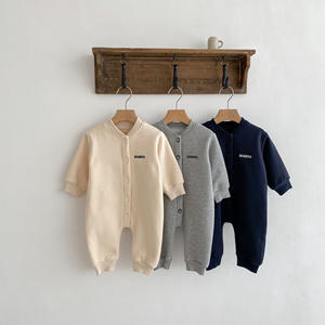 Ropa de Bebé Gruesa Ins2025 para Invierno: Trajes de una Pieza de Color Sólido para Bebés, Trajes para Gatear y Trajes de Forro Polar - Product Image 2