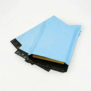 Enveloppes d'expédition en polyéthylène blanches avec bande de sécurité noire, adhésif puissant, pour envois internationaux sécurisés - Product Image 1