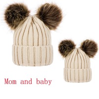 Bonnet d'hiver chaud pour mère et fille, bonnets en fausse fourrure pour femmes et enfants, deux pompons doubles, bonnets en tricot de couleur unie, bonnets à pompons pour maman et moi