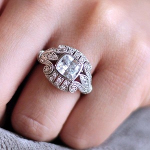 Anello con pavé in tonalità oro bianco per donna, elegante gioiello da dito alla moda - Product Image 4