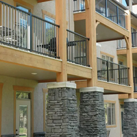 Rampe moderne en métal à piquets avec aluminium et fer pour escaliers extérieurs de villa et garde-corps de pont