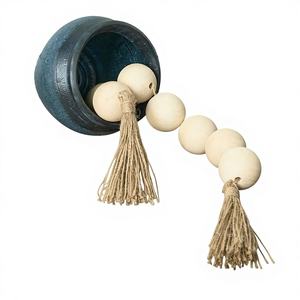 Guirlande de perles en bois rustique de style farmhouse extra large de 27 pouces avec des pompons en perles de bois faites à la main de 1,96 pouces de diamètre - Product Image 1