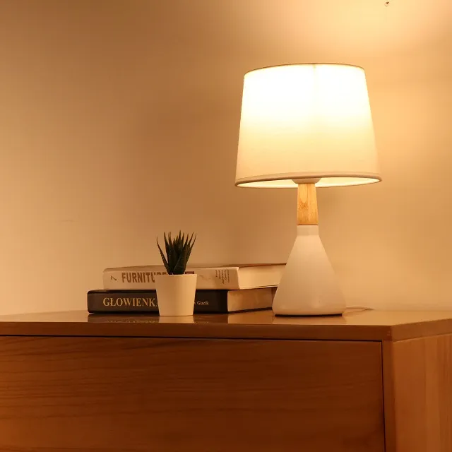 ราคาที่ดีผสมการออกแบบโคมไฟเตียงขนาดกลางเหล็กไม้ยืนสีขาวผ้าร่ม E27โคมไฟโต๊ะข้างเตียงสำหรับห้องเนอสเซอรี่