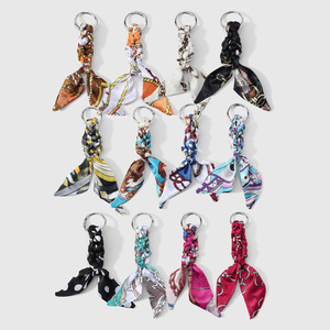 JS Nuevo Llavero <span class=keywords><strong>de</strong></span> Moda con <span class=keywords><strong>Mini</strong></span> Bufanda <span class=keywords><strong>de</strong></span> Seda <span class=keywords><strong>de</strong></span> Diseño, Colgante <span class=keywords><strong>de</strong></span> Cuero PU con Forma <span class=keywords><strong>de</strong></span> Corazón, Caballo, Espejo, Dachshund, Accesorios para Bolsos - Product Image 2