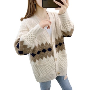 Manteau de pull ample surdimensionné en tricot torsadé à col en V de <span class=keywords><strong>style</strong></span> coréen pour femmes coupe personnalisée avec logo avant à manches longues - Product Image 1