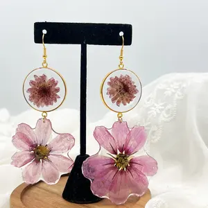 Bijoux pour amoureux de la nature Boucles d'oreilles élégantes en or 18 carats, résine transparente, cosmos rose, fleur pressée pour femmes