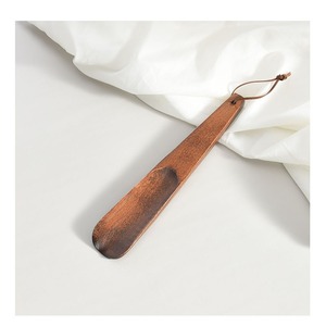Vente en gros usine : Chausse-pied <span class=keywords><strong>de</strong></span> luxe en <span class=keywords><strong>bois</strong></span> à long manche <span class=keywords><strong>pour</strong></span> femmes enceintes – Durable, gravure laser, <span class=keywords><strong>couleur</strong></span> <span class=keywords><strong>bois</strong></span> <span class=keywords><strong>de</strong></span> noyer - Product Image 5