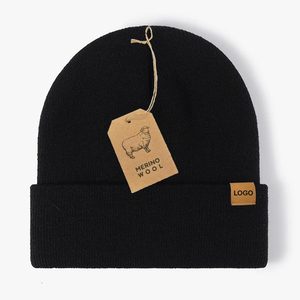 メリノウールビーニーカスタムロゴ付きスエードタグ男性女性ニット冬帽子 - Product Image 1