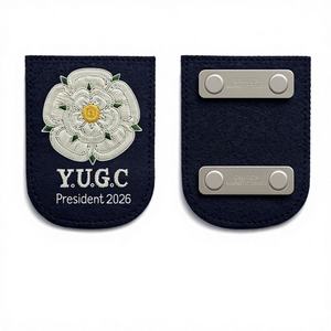 ป้ายแม่เหล็กปักมือด้วยลวดทองคำแบบกำหนดเอง ทำจากผ้าสักหลาดไม่ทอ เป็นมิตรกับสิ่งแวดล้อม สำหรับประธานาธิบดีปี 2026 ลายดอกกุหลาบขาวแห่งยอร์ค - Product Image 1