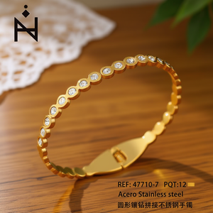 Bracelet jonc en acier inoxydable doré avec diamants ronds, classique pour femme, à porter au quotidien - Product Image 3