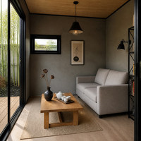 Maison modulaire à deux étages avec balcon en verre et escalier en métal