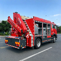 Nouveau camion-citerne de sapeurs-pompiers Sinotruk 4X2 diesel avec grue hydraulique et capacité de réservoir de 7001-10000L pour usine et municipalité