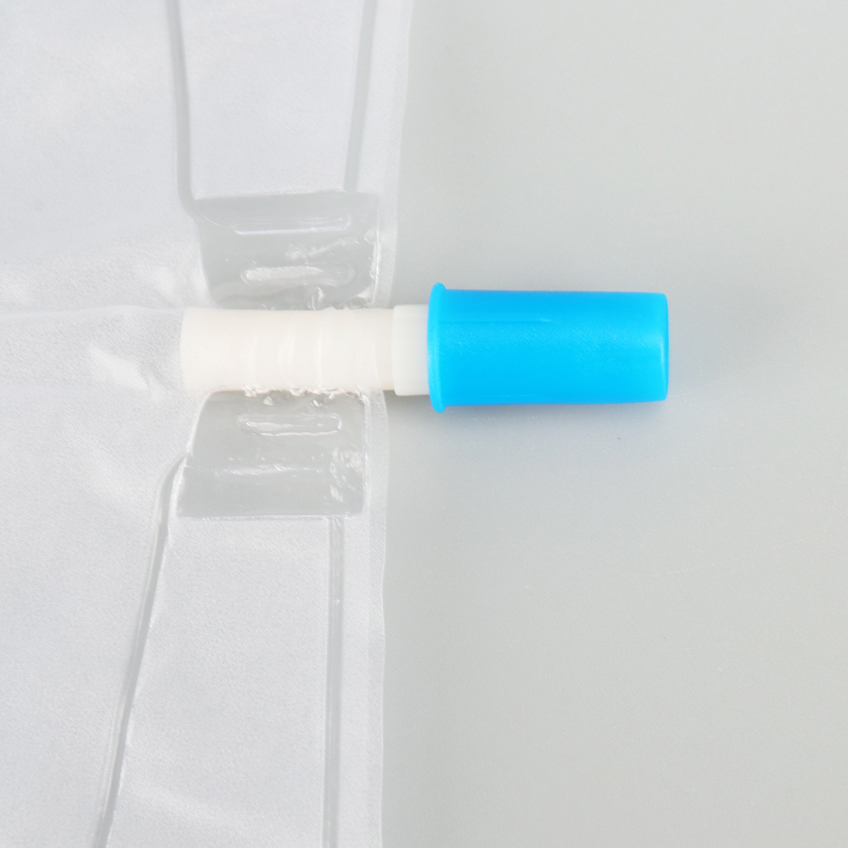 Bolsa de colección de orina de PVC estándar de 2000 ml con válvula de empuje y tracción para drenaje médico con tubo