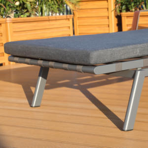 Chaise longue de plage en aluminium haut de gamme, moderne, durable et tendance, avec coussin en mousse haute densité - Product Image 2