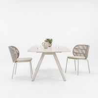 Table et chaises de jardin en rotin tressé et aluminium pour l'extérieur