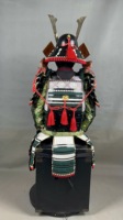 Ensemble complet d'armure de samouraï Yoroi noire et verte avec casque Kabuto orné, masque Menpo à pompon rouge, armure japonaise portable pour adulte