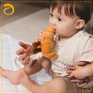 Jouets suspendus pour poussette bébé, mignons, en forme <span class=keywords><strong>de</strong></span> <span class=keywords><strong>latte</strong></span> et <span class=keywords><strong>de</strong></span> croissant, hochets en peluche douce avec anneau <span class=keywords><strong>de</strong></span> dentition, jouets sensoriels pour siège auto et berceau nouveau-né - Product Image 3