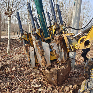 Transplanteur d'arbres sur chenilles RW-80 avec godet à 6 lames et boule de racines pour usage en pépinière - Product Image 2