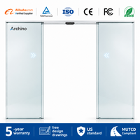 Porte de cuisine en verre intelligente avec capteur IA, ouverture automatique mains libres, conception de charnière invisible, maison intelligente futuriste de luxe