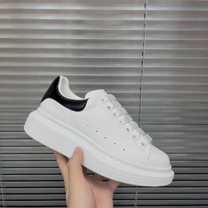 Produit de style plateforme avec fermeture à lacets - Product Image 1