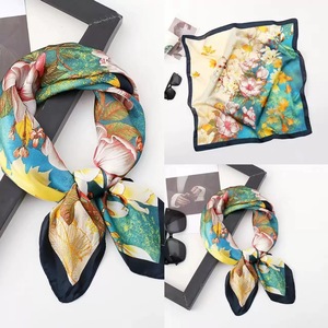 Sciarpa Quadrata in Poliestere Stile Dolce per Donne, Stagione Autunnale, 70cm, Uso Multifunzionale - Product Image 4