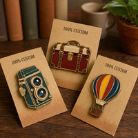 Badge en émail dur personnalisé en gros, épingle de revers, caméra vintage, photographe rétro, art métallique, souvenir touristique