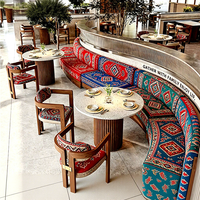 Meubles de restaurant d'extérieur modernes très demandés : canapé demi-cercle avec table ronde et ensemble de chaises en bois, 6 places