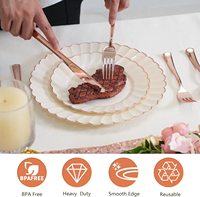 Assiettes en plastique rondes réutilisables personnalisables, couleur ivoire, avec bordure florale dorée, design élégant pour fêtes et mariages