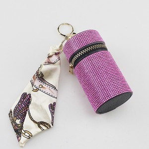 Vente flash d'été : Porte-monnaie à clés en forme de rouge à lèvres diamanté de luxe pour femmes, un sac seau simple et élégant pour Airpods, en cuir de qualité supérieure - Product Image 4