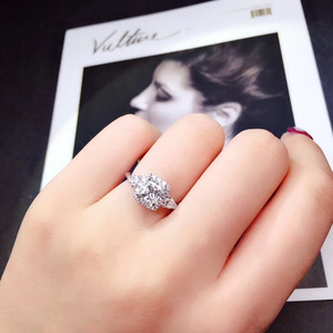 Anello di Fidanzamento F754 per Donna in Oro Bianco con Diamante Naturale Taglio Radiant Colore D Design Halo - Product Image 4