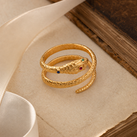 Bague ouverte rétro en laiton texturé avec motif serpent en relief, incrustations colorées, design unique et polyvalent, vente en gros