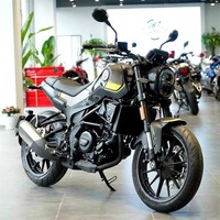 Moto d'occasion Benelli Leoncino 250, style rétro, type scrambler, haute garde au sol, à essence