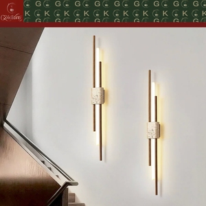 Lámpara de Pared LED Lineal GOLDKING para Dormitorio o Escalera, con Base de Travertino Beige y Barra de Latón, Fabricación Directa de Fábrica OEM ODM - Product Image 3