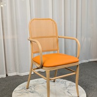 Fauteuil à dossier haut en rotin PP avec accoudoirs en bois courbé et assise rembourrée pour l'hôtellerie, le bureau à domicile et les espaces publics (OEM/ODM)