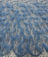 Tissu en dentelle brodée à la main, orné de plumes et de paillettes, idéal pour robes de soirée de luxe et la couture.