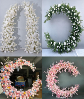 Composition florale artificielle de mariage : roses pivoine bordeaux, anthurium vert, fleurs rouges foncées pour arche et allée, boule de fleurs