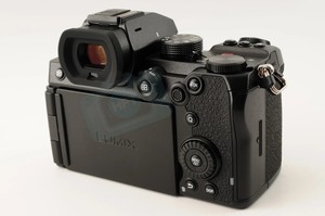 กล้องมิเรอร์เลส HFT Professional <span class=keywords><strong>Lumix</strong></span> <span class=keywords><strong>DC</strong></span>-<span class=keywords><strong>S5</strong></span> เลนส์ 20-60 มม. ฟูลเฟรม วิดีโอ 4K UHD เซ็นเซอร์ CMOS จอแสดงผล 3 นิ้ว รับประกัน 1 ปี - Product Image 4