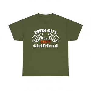 Maglietta con stampa 'This Guy Has A Hot Girlfriend', regalo divertente per anniversario, per fidanzato, San Valentino - Product Image 3