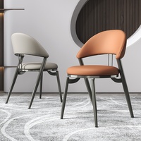 Chaise de salle à manger italienne minimaliste nordique en cuir de selle avec accoudoirs, structure métallique, rembourrage doux, mobilier de maison haut de gamme de luxe léger