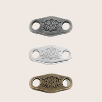 Boucles de lacets en alliage de zinc gravées avec logo de marque, étiquettes métalliques personnalisées pour chaussures / vêtements / sacs / maillots de bain
