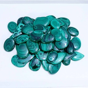 Pierre précieuse naturelle de malachite la plus vendue avec des motifs vert profond pour bijoux de luxe et projets d'artisanat, disponible au meilleur prix - Product Image 1