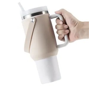 2024 baru tiba bebas bpa silika gel perjalanan luar ruangan mug dapat pendingin portabel 40oz olahraga botol air tas lengan dengan pegangan
