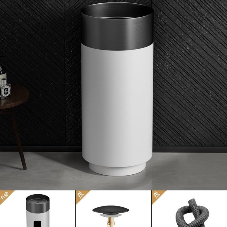 Une montagne noire de neige blanche