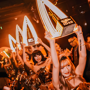 Tùy chỉnh <span class=keywords><strong>Acrylic</strong></span> LED tầng thường vụ may hiển thị đứng cho quảng cáo trong Bar khách sạn hộp đêm bên - Product Image 1