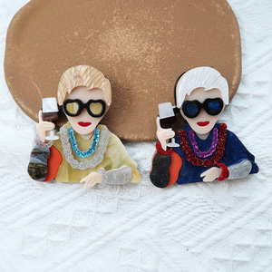 Verre à boire <span class=keywords><strong>Vieille</strong></span> <span class=keywords><strong>Dame</strong></span> Acrylique Broche Haute Qualité Épissage Personnalisé Mode Broche - Product Image 3