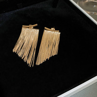 Boucles d'oreilles pendantes en métal 18 carats personnalisées en gros, clous longs simples et élégants, boucles d'oreilles de luxe léger haut de gamme pour femmes