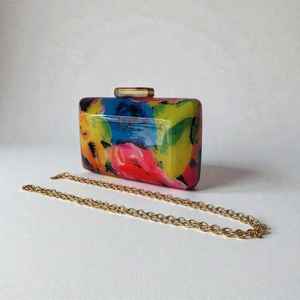 กระเป๋าคลัทช์เรซิ่นน้ำหนักเบาระดับพรีเมียมสำหรับผู้หญิง ด้วยวัสดุที่ทนทาน ดีไซน์สีสันโดดเด่นไม่ซ้ำใคร - Product Image 4